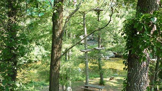 Des ateliers d'accrobranche en bord de rivière