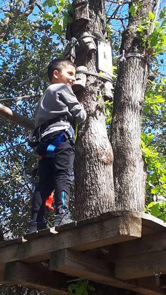 Un enfant sur la piste randonnée