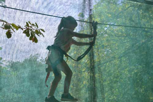 Un enfant dans un filet suspendu