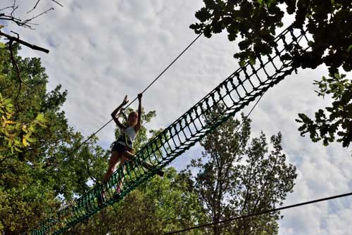 Un pont suspendu pour les ados