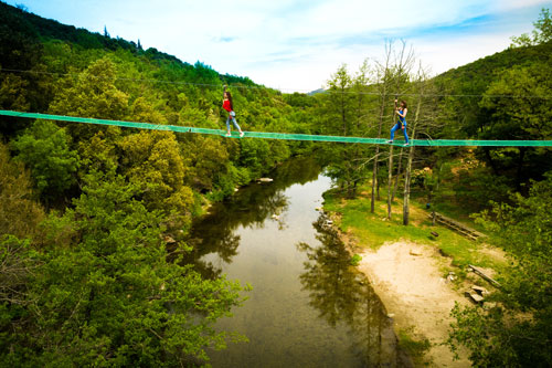 Un pont traversant la rivière